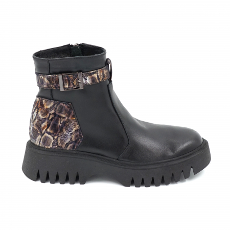 Ghete & bocanci dama - Ghete dama casual din piele naturala neagra si cu imprimeu animal print cu accesoriu metalic cu varf rotund si talpa 3 cm 71620-23