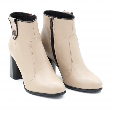 Ghete dama elegante din piele naturala nude bej deschis si lac negru cu accesoriu metalic, varf rotund si toc mediu gros 8 cm  72519-23 [2]