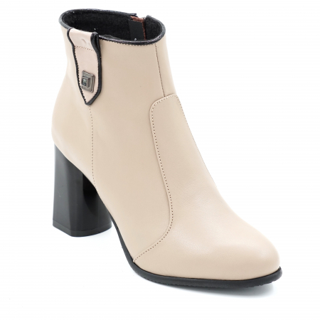 Ghete dama elegante din piele naturala nude bej deschis si lac negru cu accesoriu metalic, varf rotund si toc mediu gros 8 cm  72519-23 [1]