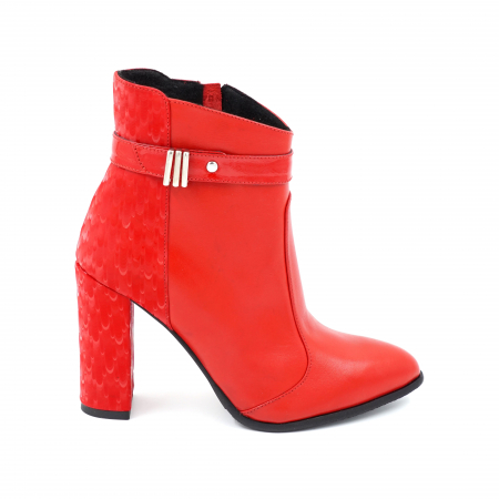 Ghete elegant & office dama - Ghete dama elegante din piele naturala rosie, lac rosu si cu imprimeu rosu 3D si accesorii metalice, cu varf  ascutit stileto si toc inalt gros 9 cm 74618-23