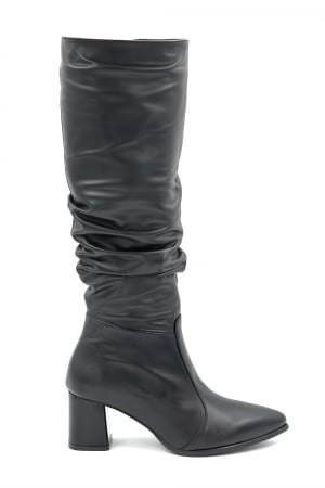 Lichidare stocuri - Cizme dama lungi elegante fronsate din piele naturala neagra cu varf ascutit stileto si toc mic gros 6 cm 78321-24