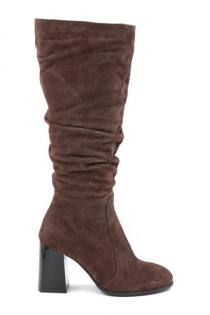 Lichidare stocuri - Cizme dama lungi elegante fronsate din piele naturala intoarsa maro inchis cu varf rotund si toc mediu gros 8 cm 77221-9-24
