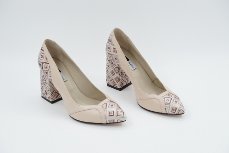 Pantofi dama din piele naturala bej si cu imprimeu cu varf ascutit si toc inalt gros imbracat  9 cm 50920-22 [1]