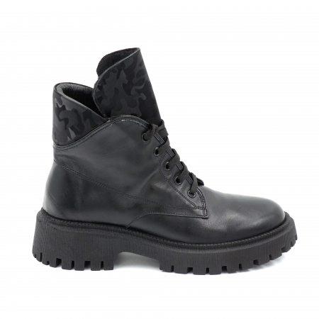 Ghete & bocanci dama - Ghete dama casual din piele naturala neagra si cu imprimeu 3D negru militar, cu varf rotund si talpa 3 cm   70119-23