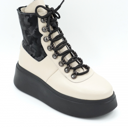 Ghete dama casual din piele naturala nude bej si neagra cu imprimeu militar 3D, cu accesorii metalice, cu varf rotund si talpa 5 cm  72321-23 [1]