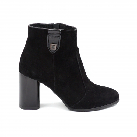 Ghete elegant & office dama - Ghete dama elegante din piele naturala intoarsa si lacuita neagra cu accesoriu metalic, cu varf rotund si toc mediu gros 8 cm  72519-24