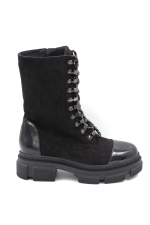 Cizme casual & sport dama - Cizme dama casual scurte din piele naturala intoarsa si lacuita neagra cu varf rotund, talpa  4 cm si accesorii metalice 74920-24