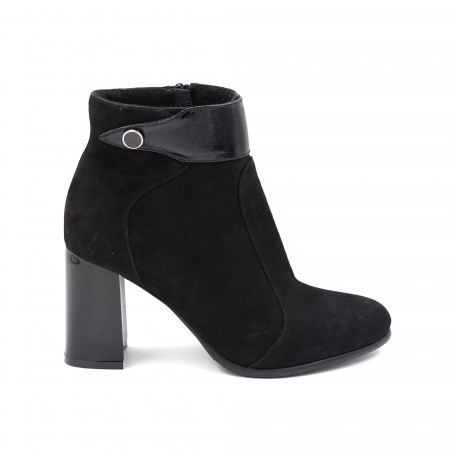 Ghete & bocanci dama - Ghete dama elegante din piele naturala intoarsa si lacuita neagra cu accesoriu metalic, varf rotund si toc inalt gros 8 cm 75820-24