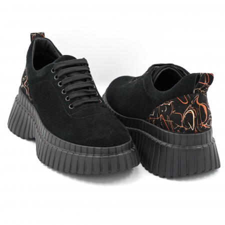 Pantofi dama casual din piele naturala intoarsa neagra si cu imprimeu cu varf rotund si talpa inalta 6 cm  56620-24 [3]