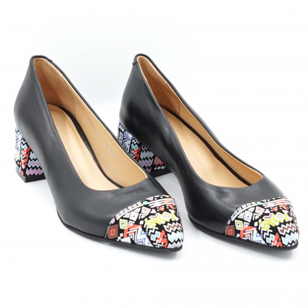 Pantofi dama din piele naturala neagra si cu imprimeu multicolor cu varf ascutit si cu toc mic gros imbracat 4 cm 56821-24 [2]
