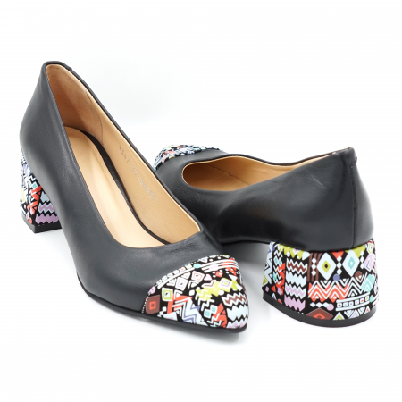 Pantofi dama din piele naturala neagra si cu imprimeu multicolor cu varf ascutit si cu toc mic gros imbracat 4 cm 56821-24 [3]
