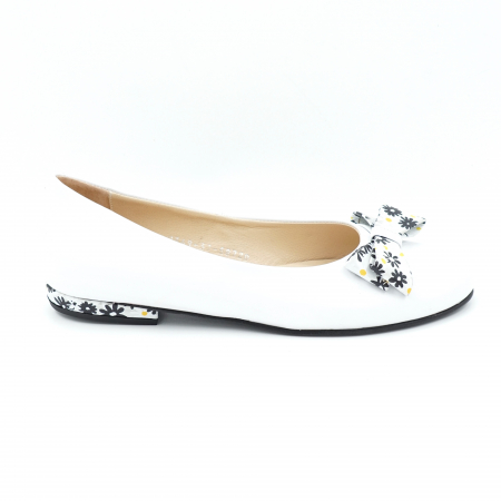 Pantofi elegant & office dama - Pantofi dama din piele naturala alba si cu imprimeu floral tip balerin cu varf rotund si toc mic gros imbracat 1 cm 62420-1-24