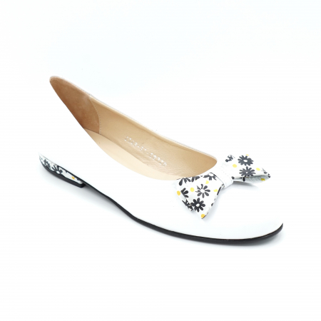 Pantofi dama din piele naturala alba si cu imprimeu floral tip balerin cu varf rotund si toc mic gros imbracat 1 cm 62420-1-24 [1]