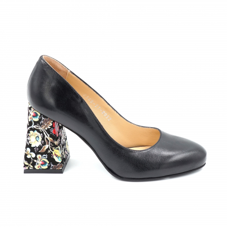 Lichidare stocuri - Pantofi dama din piele naturala neagra si cu imprimeu floral cu varf rotund si toc mediu gros imbracat 8 cm 8052-1-24