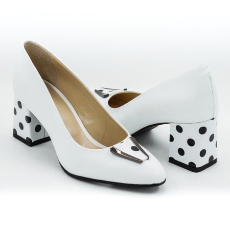 Pantofi elegant & office dama - Pantofi dama din piele naturala alba si cu buline negre, cu varf ascutit si toc mic gros imbracat de 6 cm 50824-26