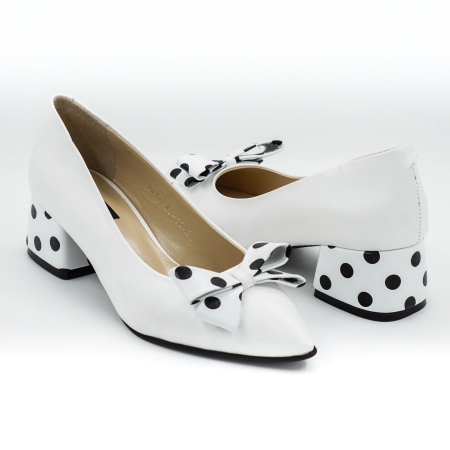 Pantofi dama din piele naturala alba si cu buline negre, cu varf ascutit stiletto si toc mic imbracat de 4 cm 62420-6-26 [2]
