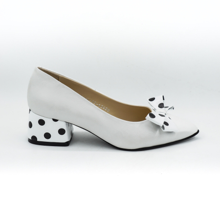 Pantofi dama - Pantofi dama din piele naturala alba si cu buline negre, cu varf ascutit stiletto si toc mic imbracat de 4 cm 62420-6-26