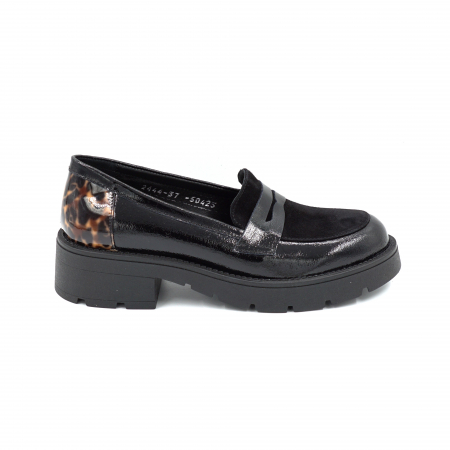 Lichidare stocuri - Pantofi dama casual loafers din piele naturala lacuita si intoarsa neagra si cu imprimeu lacuit animal print cu varf rotund si talpa 4 cm 50425-25