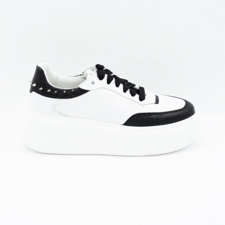 Pantofi casual & sport dama - Pantofi dama tip adidas din piele naturala alba si neagra cu tinte metalice, varf rotund si talpa de 4 cm 53224-25