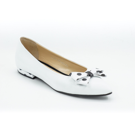 Pantofi dama tip balerini din piele naturala alba si cu buline negre, cu varf ascutit stiletto si toc mic imbracat de 1 cm 62420-2-26 [1]