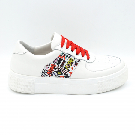 Pantofi dama - Pantofi dama tip adidas  din piele naturala alba si cu imprimeu colorat cu varf rotund si talpa joasa 3 cm 61220-24