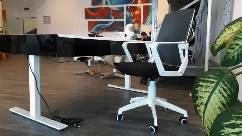 scaun de birou ergonomic operational si pentru copii cadru alb si mesh negru cu gri [10]