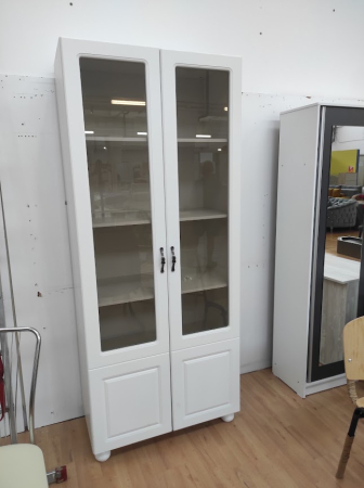 Outlet Mobila Ghencea - Vitrină living albă Outlet cu 2 uși MDF și sticlă fumurie