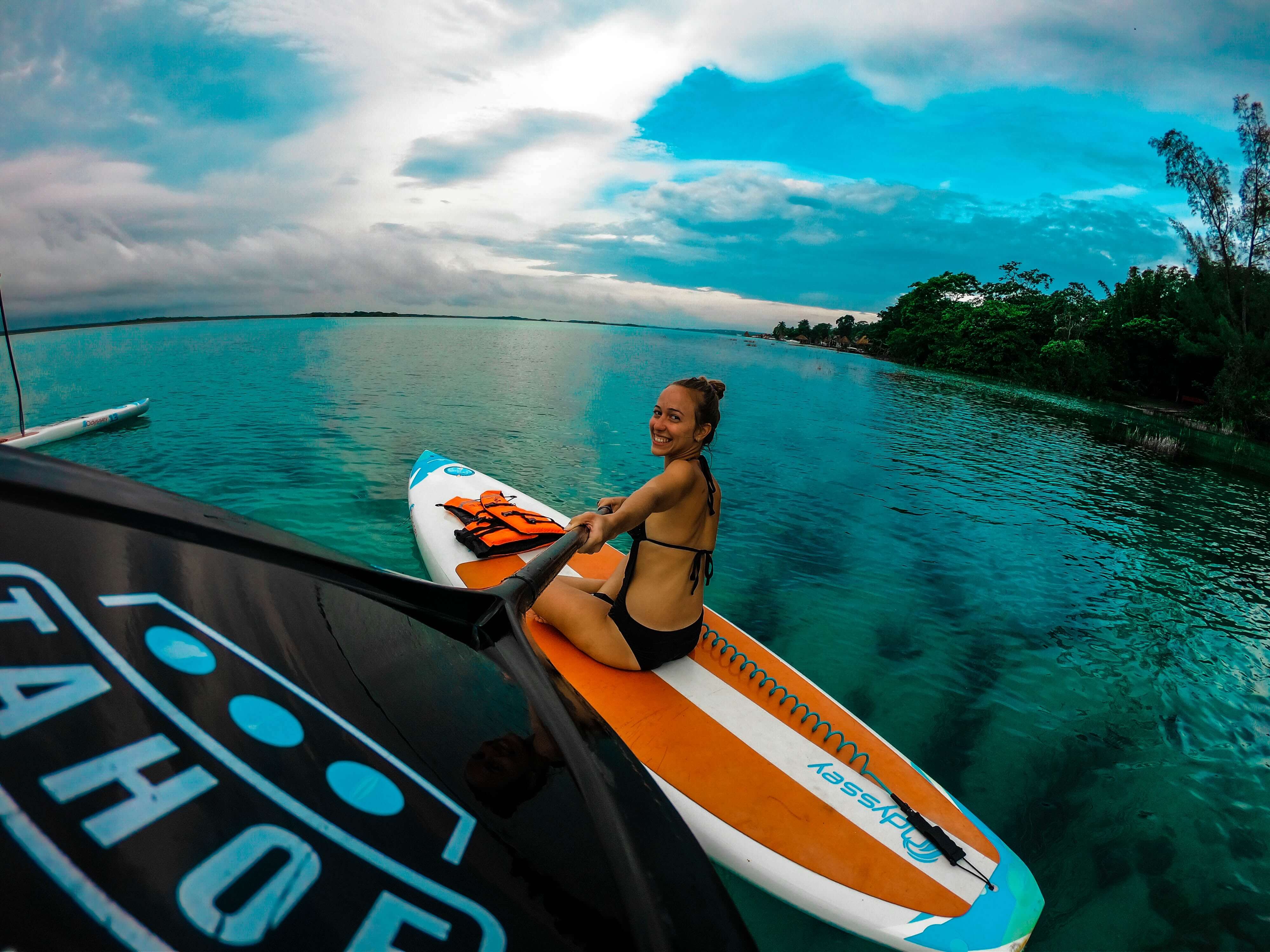 Distractie pe apa cu un SUP - Iata ce trebuie sa stii despre placile gonflabile de windsurf paddleboard