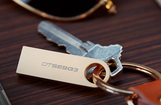 Carcasa metalica premium pentru durabilitate si stil  O carcasa aurie complet metalica, suficient de portabila pentru a incapea in buzunar, in rucsac sau pe brelocul brelocului.