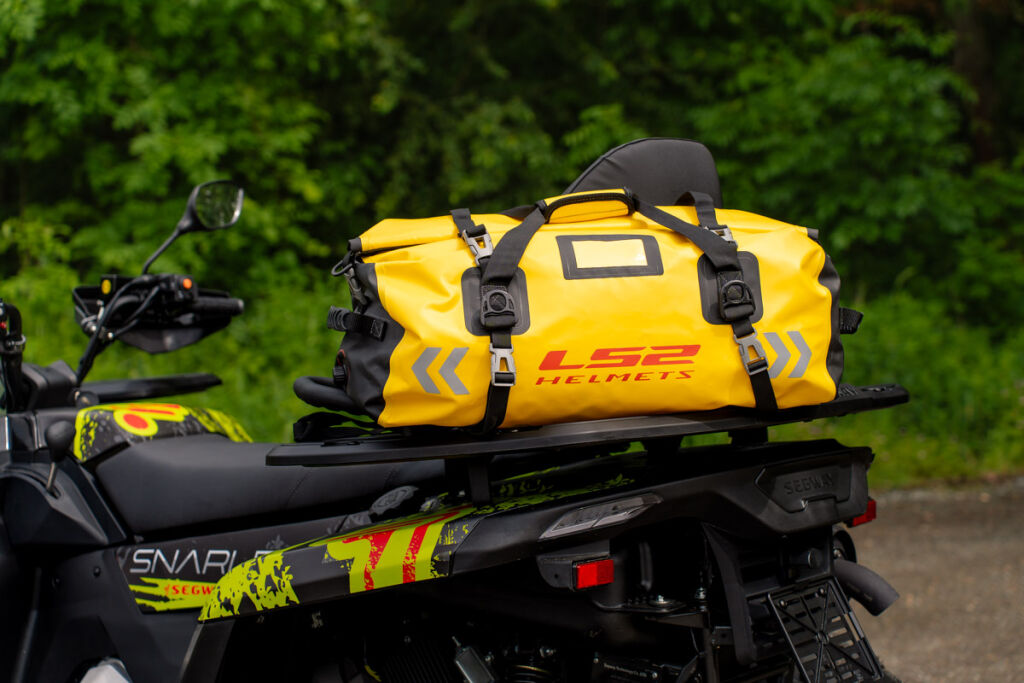 Geantă Moto & ATV Impermeabilă 65L PVC – Bagaj Waterproof pentru Motocicletă, Enduro, Adventure, Touring, UTV. Cutie atv Pregătește-te pentru orice aventură cu această geantă impermeabilă de 65 litri pentru motocicletă, ATV și UTV, concepută special pentru riderii care au nevoie de un bagaj încăpător, rezistent și complet protejat împotriva intemperiilor. Indiferent dacă pleci într-o excursie de o zi, într-o vacanță de mai multe zile sau într-o expediție off-road, această geantă îți permite să transporți în siguranță echipamentul necesar. Fabricată din PVC de înaltă rezistență, geanta este construită pentru a face față utilizării intense. Cusăturile sudate asigură o etanșare excelentă împotriva apei, iar materialul rezistent protejează bagajele de ploaie, noroi, praf și umezeală chiar și în cele mai dificile condiții. Dispune de o capacitate generoasă de 65 litri, suficientă pentru haine, echipament moto, unelte, încălțăminte, sac de dormit sau accesorii pentru camping și overlanding. Sistemul de fixare este simplu și sigur datorită curelelor detașabile incluse, ceea ce permite montarea pe motociclete touring, adventure, enduro, motocross, ATV-uri, UTV-uri, SSV-uri, portbagaje sau cutii spate. Supapa cu sens unic facilitează eliminarea aerului din interior, reducând volumul bagajului și asigurând o fixare mai compactă. Elementele reflectorizante cresc vizibilitatea în timpul deplasărilor pe timp de noapte sau în condiții de vizibilitate redusă, contribuind la un plus de siguranță în trafic. Avantaje Capacitate mare de 65 litri Material PVC foarte rezistent 100% rezistentă la apă și praf Cusături sudate impermeabile Protecție împotriva ploii, noroiului și umezelii Curele detașabile pentru prindere sigură Supapă pentru evacuarea aerului Elemente reflectorizante Ideală pentru touring, adventure și off-road Ușor de curățat Potrivită pentru utilizare intensivă Compatibilă cu Motociclete Touring Motociclete Adventure Motociclete Enduro Motociclete Sport Motociclete Naked ATV UTV SSV Can-Am CFMOTO Polaris Segway Yamaha Honda Kawasaki Suzuki KTM BMW Motorrad Ducati Triumph Harley-Davidson Benelli Aprilia Moto Guzzi QJMotor Linhai Goes Specificații Capacitate: 65 Litri Material: PVC impermeabil Cusături: sudate, etanșe Rezistență la apă și praf Curele de fixare detașabile Supapă pentru evacuarea aerului Elemente reflectorizante Greutate aproximativă: 1015 g Această geantă este alegerea ideală pentru motocicliști și pasionații de ATV care caută un bagaj fiabil pentru ture lungi, camping, overlanding, expediții sau utilizare zilnică, oferind spațiu generos și protecție excelentă pentru echipamentul transportat.
