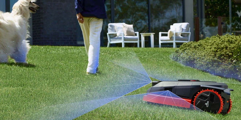 Navimow X350E recunoaște obstacolele, persoanele și animalele, modificând traseul în timp real pentru a as