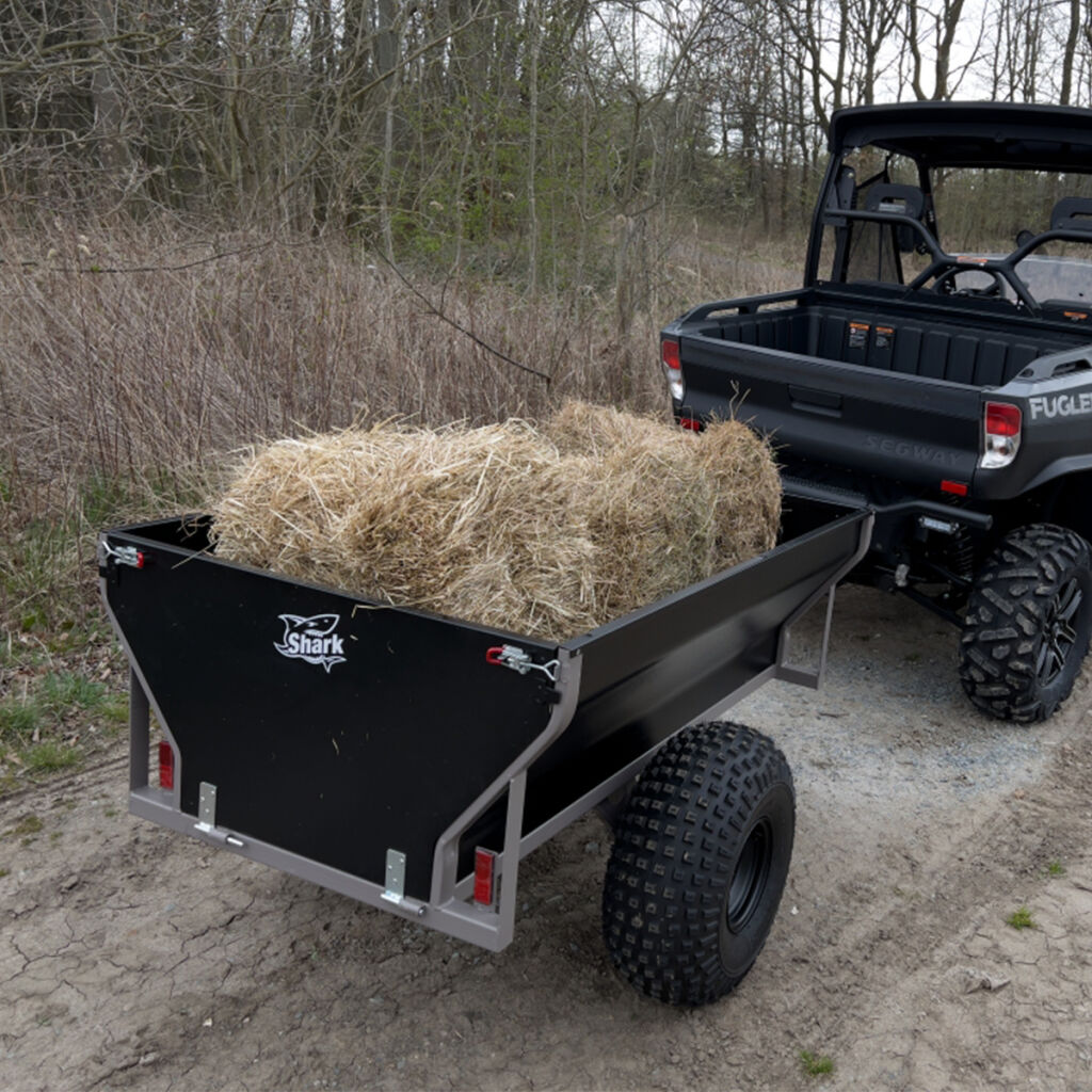 Remorcă ATV / UTV premium Shark Wood 550 – Basculabilă, sarcină 500 kg Remorcă premium ATV / UTV Shark Wood 550 Shark Wood 550 este o remorcă robustă pentru transportul lemnelor, materialelor și echipamentelor în gospodărie, fermă sau pe proprietate. Construcție rezistentă Cadrul din oțel galvanizat și suprafețele protejate prin galvanizare și vopsire în câmp electrostatic oferă o construcție potrivită pentru activități utilitare. Benă basculabilă și obloane detașabile Bascularea manuală facilitează descărcarea. Obloanele față și spate pot fi demontate pentru încărcarea obiectelor lungi. Anvelope late pentru teren Roțile cu anvelope 22×11-8, de joasă presiune, ajută la deplasarea pe teren moale și la manevrarea remorcii în spații unde una mai mare ar avea acces dificil. Specificații tehnice: Marcă: Shark. Model: Wood 550. Sarcină utilă: 500 kg. Greutate: 110 kg. Dimensiuni benă: 150 × 96 × 46,5 cm. O singură axă. Anvelope: 22×11-8. Cuplă pentru bilă de 50 mm. Culoare: negru. Utilizare Verifică limita de tractare a ATV-ului sau UTV-ului. Distribuie și fixează încărcătura uniform și blochează bena înainte de deplasare. Viteza maximă prevăzută în manual este de 16 km/h.