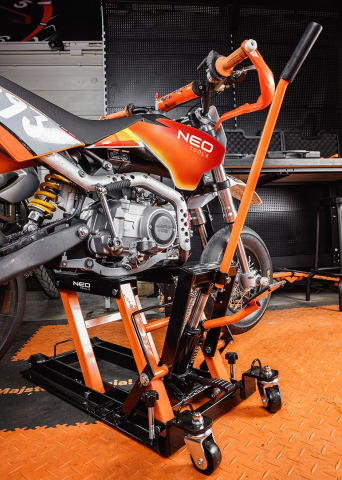 Cric hidraulic mobil pentru ATV și motociclete. Capacitate de încărcare 680 kg [1]