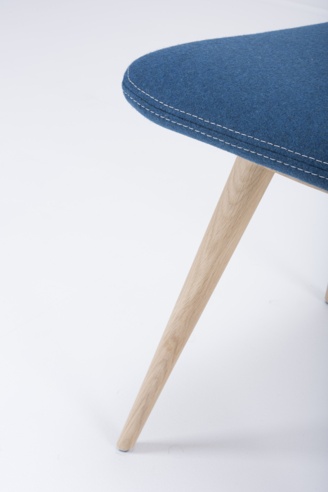 Ena chair with solid oak feet and seat+backrest upholstered with fabric Main Line Flex Gazzda [22]