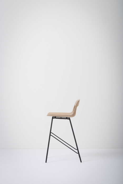 Scaun de bar la semi-inaltime Leina H63cm-sezut 45x48x83(dimensiuni gabarit) Gazzda Structura metalică vopsita și sezur+spătar și lemn masiv de stejar [4]