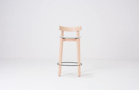 Scaun de bar cu spatar Nora Structura de stejar masiv cu spătar cu furnir de stejar și șezut tapitat main line flax Gazzda [2]