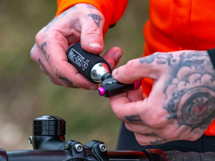 Pompa CO2 Muc-Off Road Inflator Kit [6]