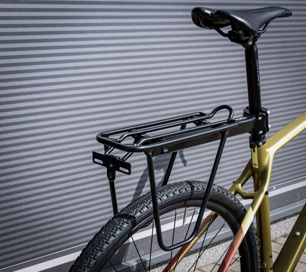 Portbagaj aluminiu Force 24-29 cu laterale si clema negru [4]