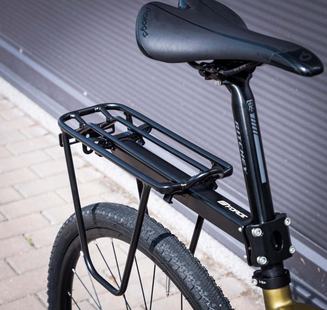 Portbagaj aluminiu Force 24-29 cu laterale si clema negru [5]