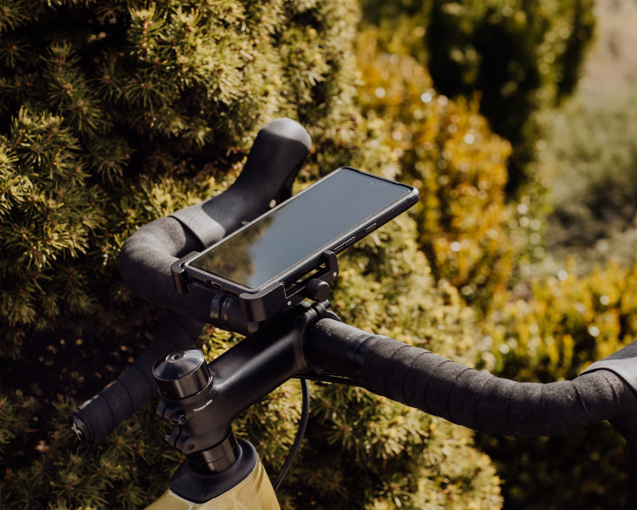 Suport telefon cu prindere pe ghidon Force Relo, reglabil, Negru [3]