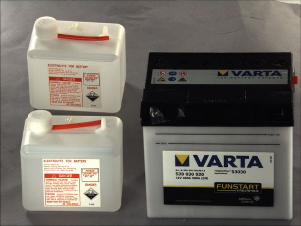 Baterie moto Acid cu intretinere VARTA 12V 30Ah 180A R+ aerisire dreapta 186x130x171 Incarcare uscata cu acid