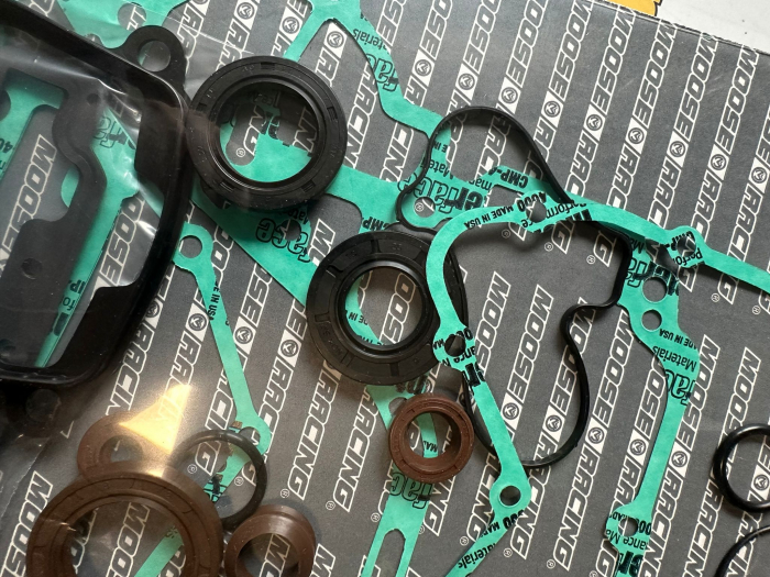 Complete gasket kit with seals [6]