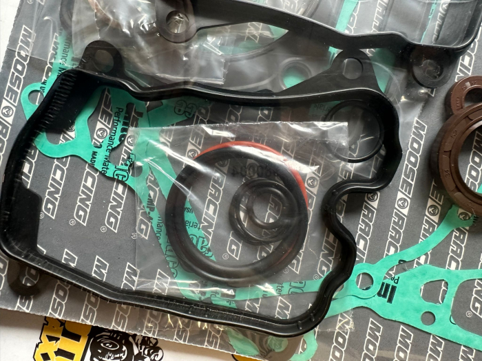 Complete gasket kit with seals [8]
