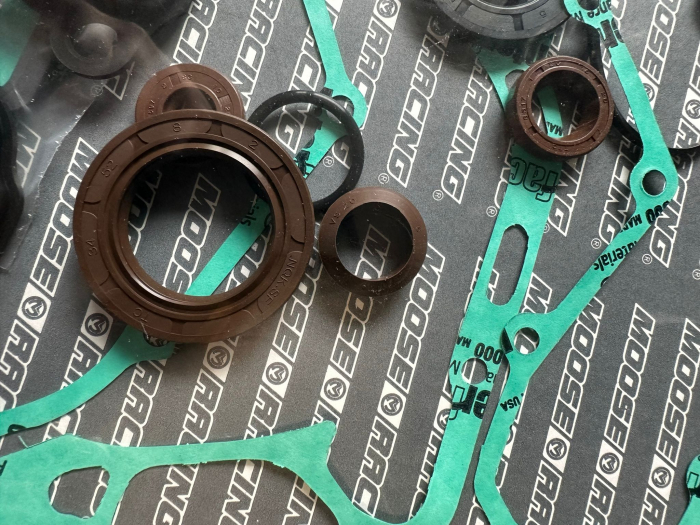Complete gasket kit with seals [5]