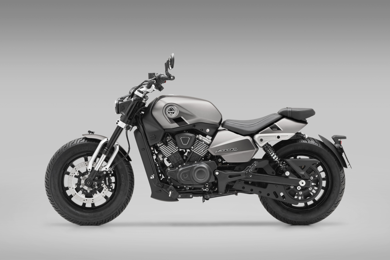 Benelli Leoncino Bobber 400 [3]