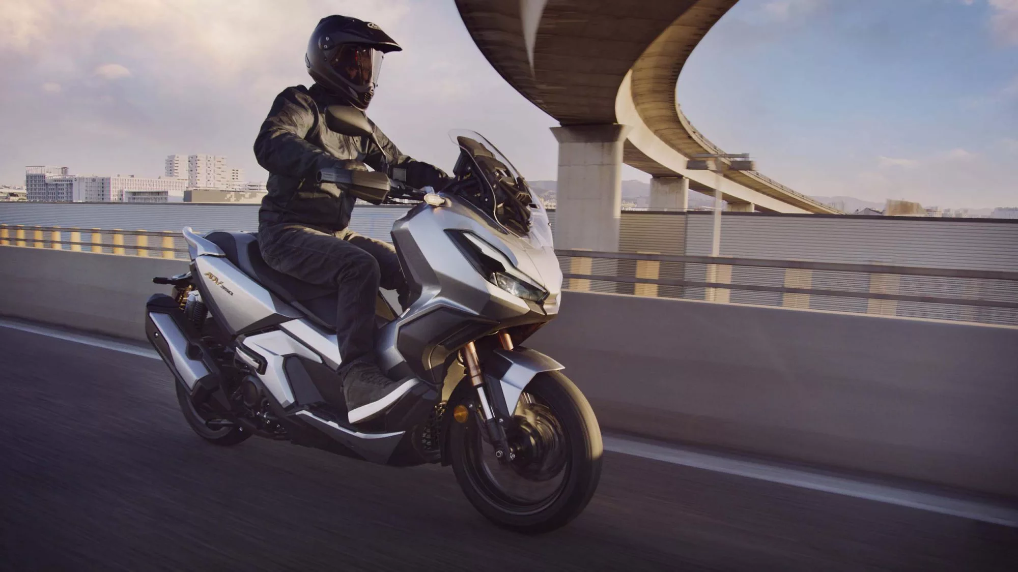 Honda ADV 350 cu Top Case [2]