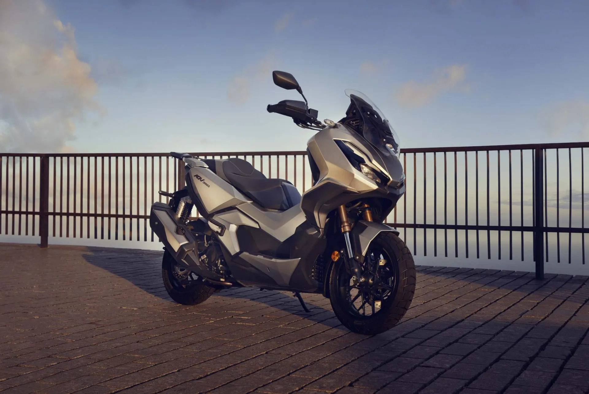 Honda ADV 350 + topcase [4]