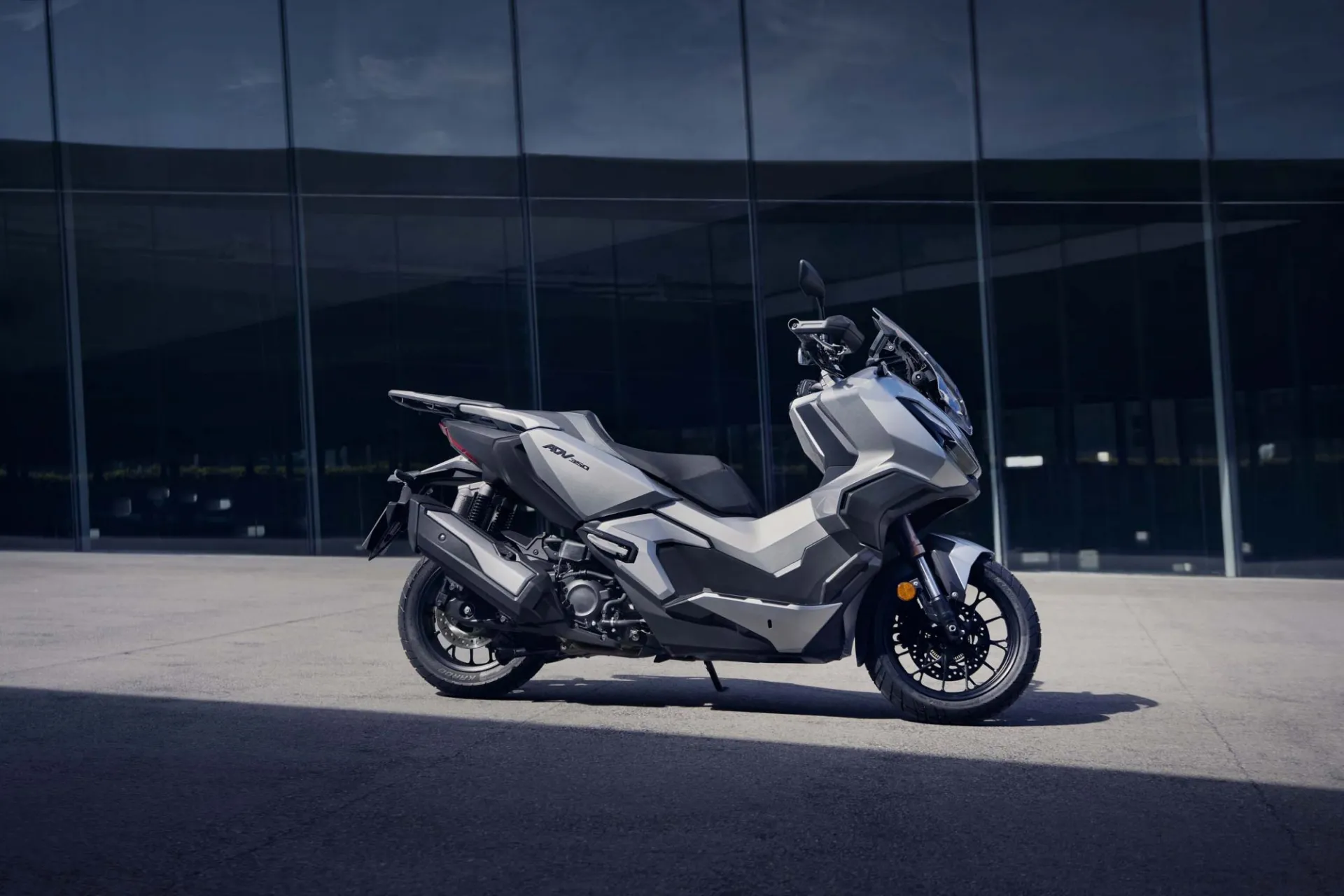 Honda ADV 350 + topcase [2]