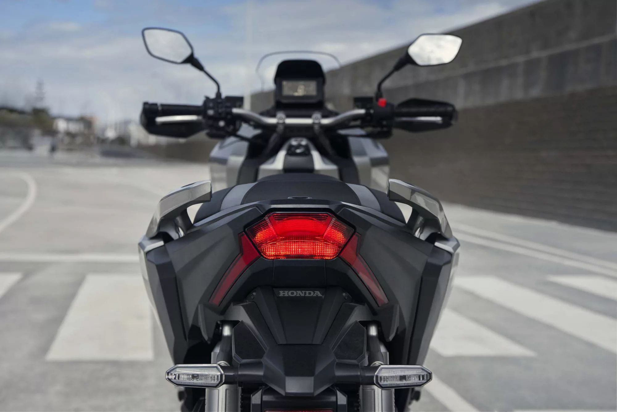 Honda ADV 350 cu Top Case [7]