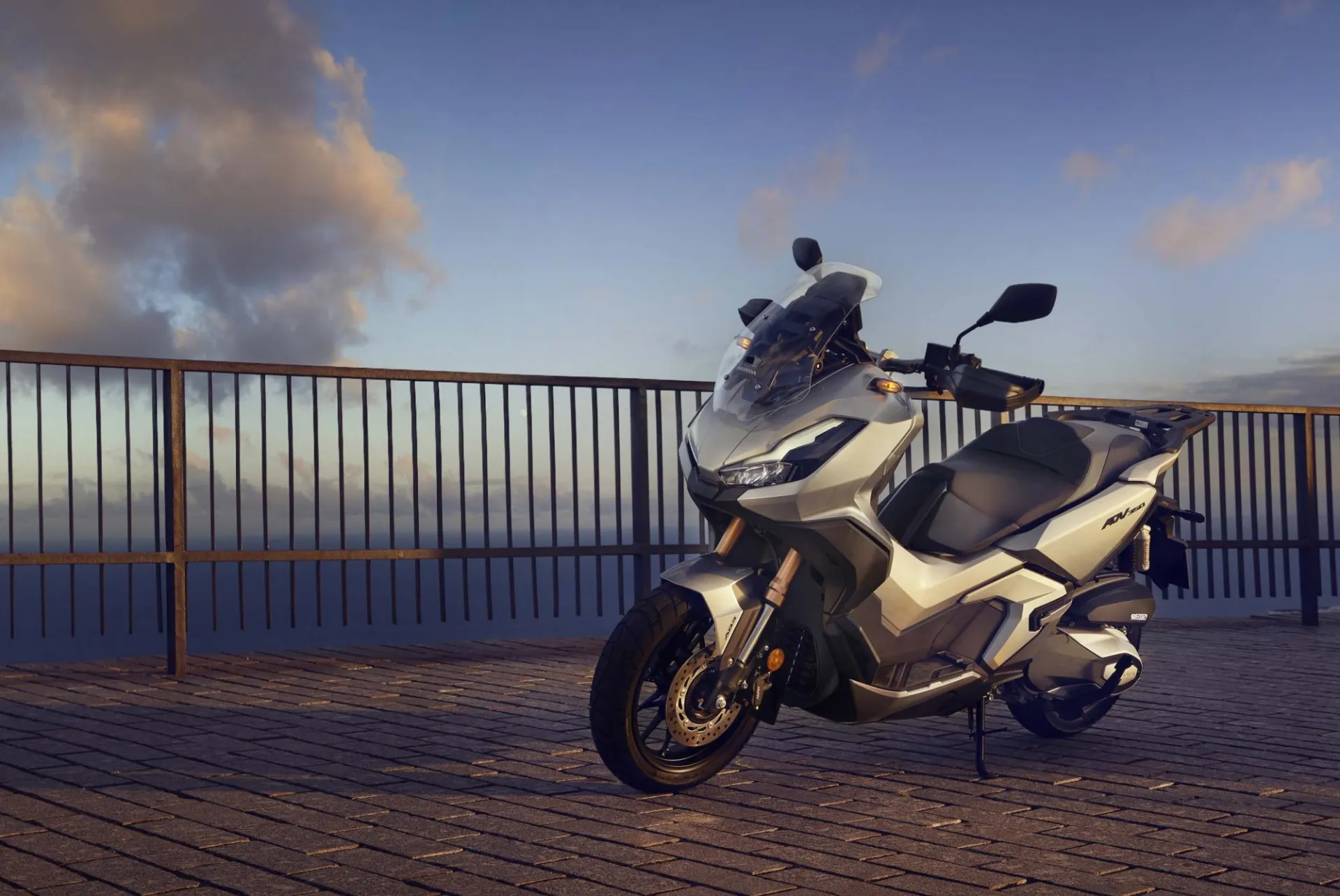 Honda ADV 350 + topcase [5]